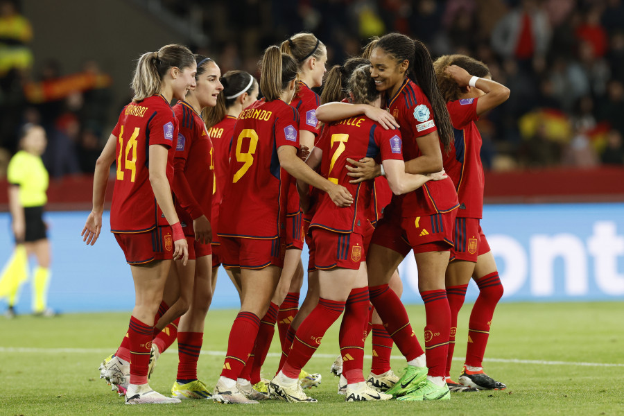 España hace valer su dominio, golea y gana plaza en París (3-0)