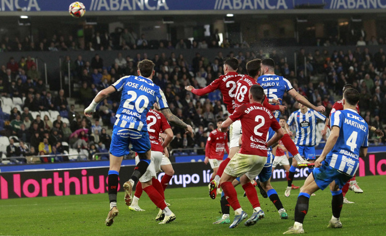 El balón parado, arma del Deportivo para variar el rumbo