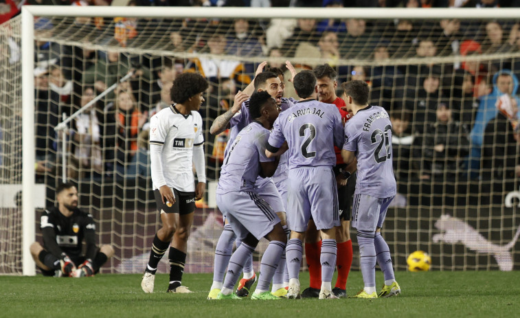 Vinícius se crece en Mestalla y evita la derrota del Real Madrid en un polémico final (2-2)