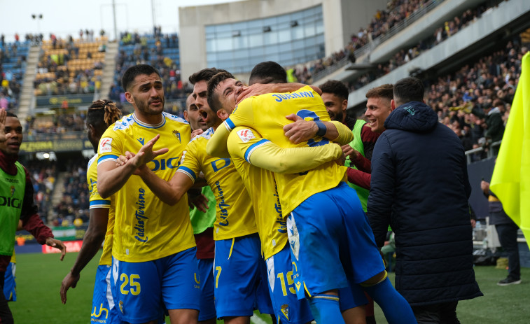 Un doblete de Juanmi tumba al Atlético en Cádiz (2-0)