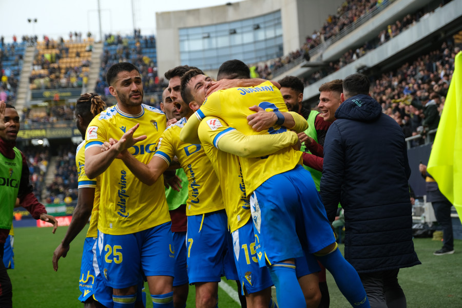 Un doblete de Juanmi tumba al Atlético en Cádiz (2-0)