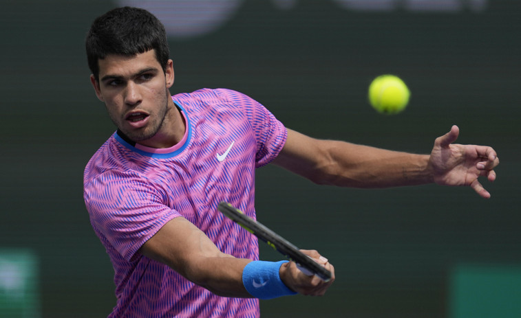 Alcaraz arrasa a Auger-Aliassime y vuela a los octavos de Indian Wells