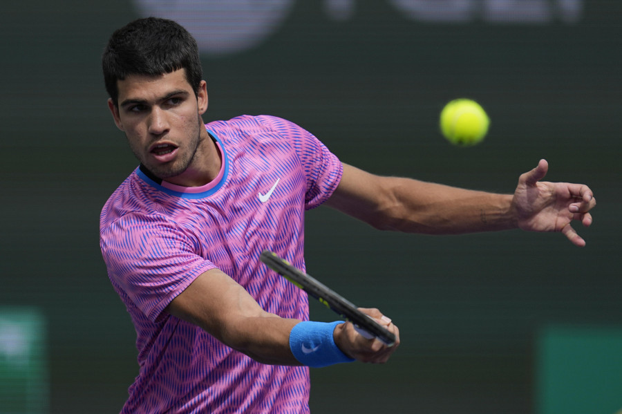 Alcaraz arrasa a Auger-Aliassime y vuela a los octavos de Indian Wells