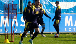 Lucas se prueba en solitario sobre el césped y Mella sigue sin arriesgar