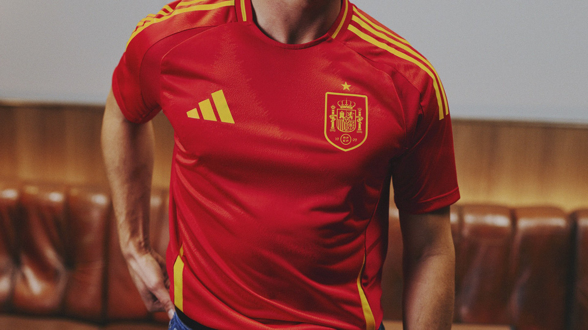 MADRID, 14/03/2024.-En vísperas de la UEFA Euro 2024, adidas presenta hoy la última serie de equipaciones para siete de sus federaciones más importantes, entre ellas España, que recibirán diseños renovados para las equipaciones local y visitante. Con elementos tradicionales de la cultura, la bandera y la naturaleza de España, la camiseta de la selección ofrece un aspecto clásico, con temas modernos. La base de la camiseta está salpicada de motivos ondulados que mezclan las formas de la flor nacional del país -el clavel- y los mares que rodean la península. La camiseta visitante también aplica la imagen de las olas y la belleza de la flor, pero con una combinación de colores poco convencional en la base y los paneles laterales, lo que da como resultado una estética que representa una bulliciosa playa española en pleno verano. EFE/X/ADIDAS***SOLO USO EDITORIAL/SOLO DISPONIBLE PARA ILUSTRAR LA NOTICIA QUE ACOMPAÑA (CRÉDITO OBLIGATORIO)***