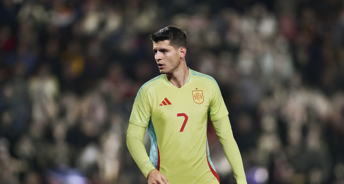 MADRID, 14/03/2024.-Vista del delantero de la selección española Álvaro Morata. En vísperas de la UEFA Euro 2024, adidas presenta hoy la última serie de equipaciones para siete de sus federaciones más importantes, entre ellas España, que recibirán diseños renovados para las equipaciones local y visitante. Con elementos tradicionales de la cultura, la bandera y la naturaleza de España, la camiseta de la selección ofrece un aspecto clásico, con temas modernos. La base de la camiseta está salpicada de motivos ondulados que mezclan las formas de la flor nacional del país -el clavel- y los mares que rodean la península. La camiseta visitante también aplica la imagen de las olas y la belleza de la flor, pero con una combinación de colores poco convencional en la base y los paneles laterales, lo que da como resultado una estética que representa una bulliciosa playa española en pleno verano. EFE/ADIDAS***SOLO USO EDITORIAL/SOLO DISPONIBLE PARA ILUSTRAR LA NOTICIA QUE ACOMPAÑA (CRÉDITO OBLIGATORIO)***