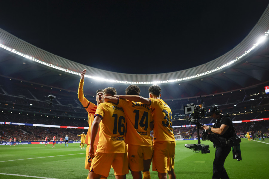 Joao y Lewandowski sostienen la esperanza del Barcelona (0-3)