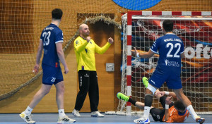 El OAR despliega su mejor versión defensiva para ganar al Teucro (30-24)