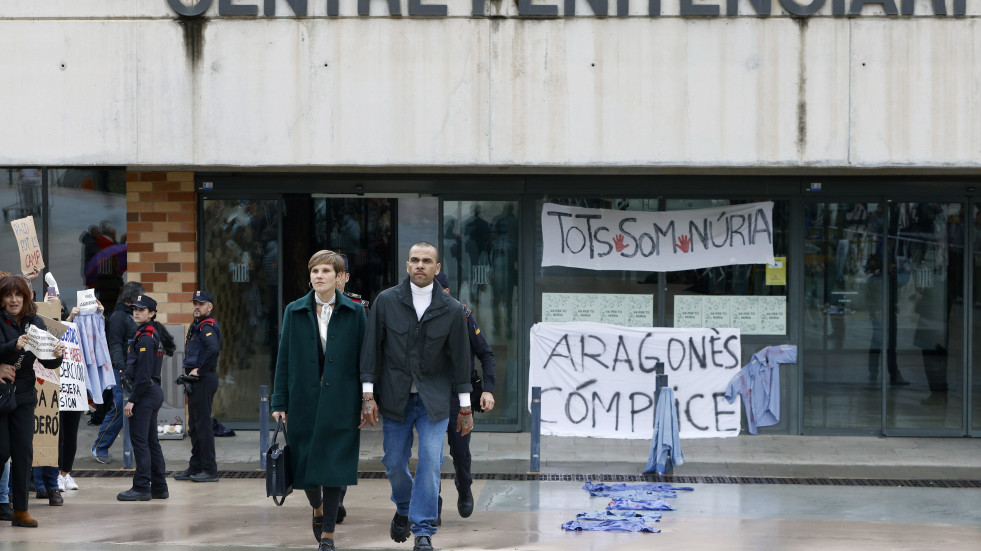 Alves sale de prisión tras pagar la fianza de un millón de euros