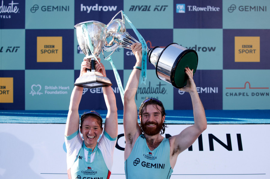 Los equipos de remo de Cambridge baten a los de Oxford en la regata anual en el Támesis