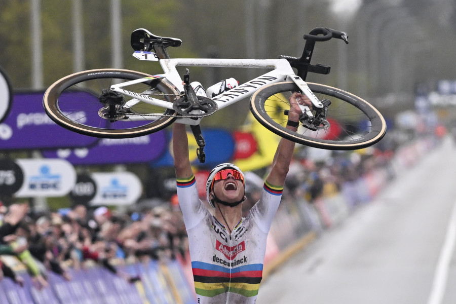 Van der Poel gana su tercer Tour de Flandes con otra exhibición