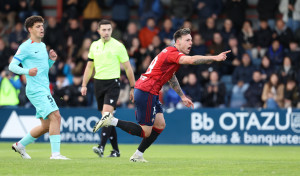 El Barça Atlètic remonta un 2-0 adverso en Pamplona y sigue a un punto del Depor