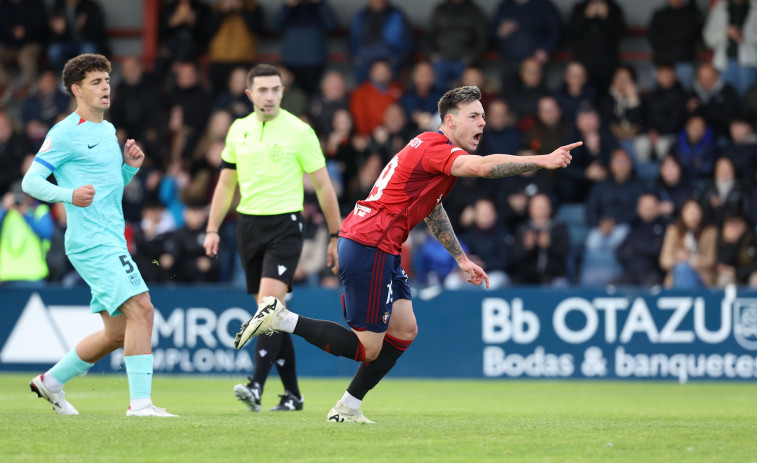 El Barça Atlètic remonta un 2-0 adverso en Pamplona y sigue a un punto del Depor