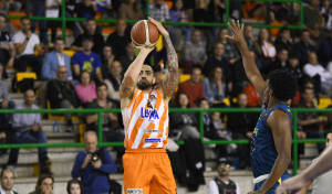 El Leyma sale vivo del derbi gallego y llega líder al partido del año (84-87)