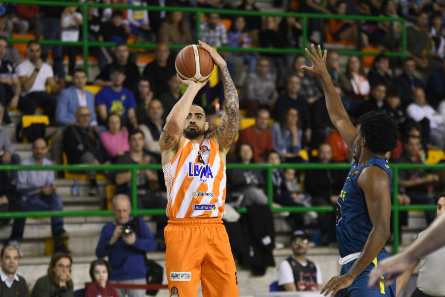 El Leyma sale vivo del derbi gallego y llega líder al partido del año (84-87)