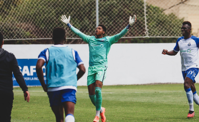 Moha Ramos, portero del Tenerife B, marca un gol desde su área