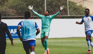 Moha Ramos, portero del Tenerife B, marca un gol desde su área