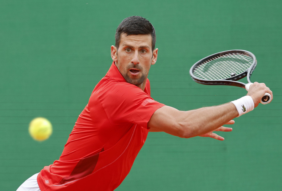 Djokovic arrolla a Safiullin sobre la tierra batida de Montecarlo