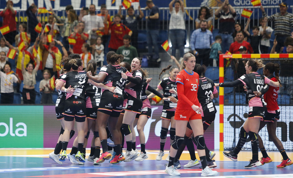 España se acerca a París tras arrasar a la República Checa (21-31)