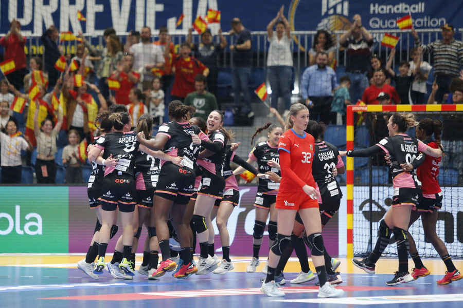 España se acerca a París tras arrasar a la República Checa (21-31)