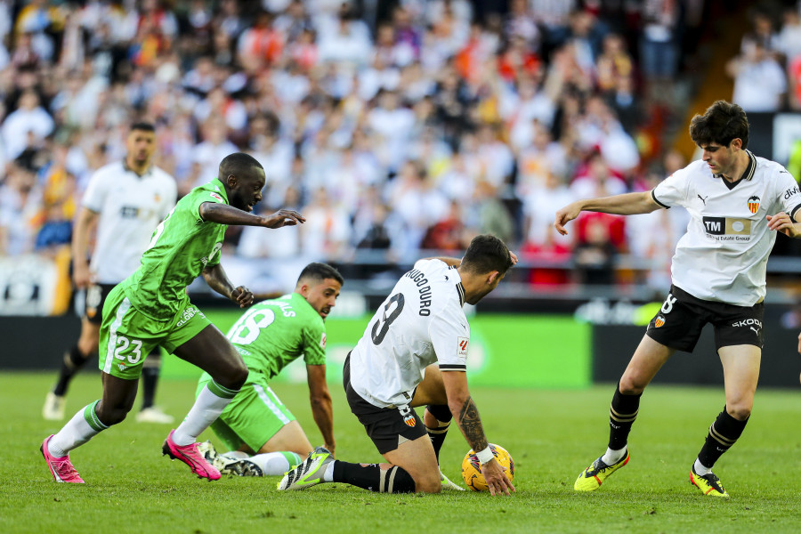 Ayoze adelanta al Betis en la lucha con el Valencia por Europa (1-2)