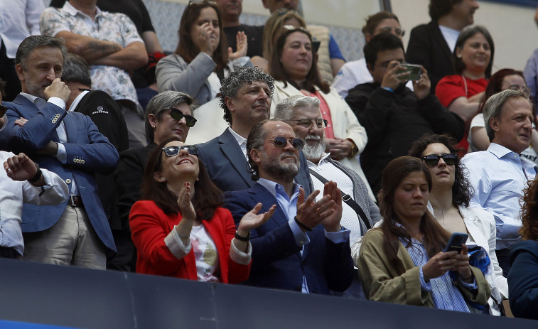 Inés Rey y Juan Carlos Escotet disfrutaron del ascenso del Depor Abanca desde el palco de Riazor