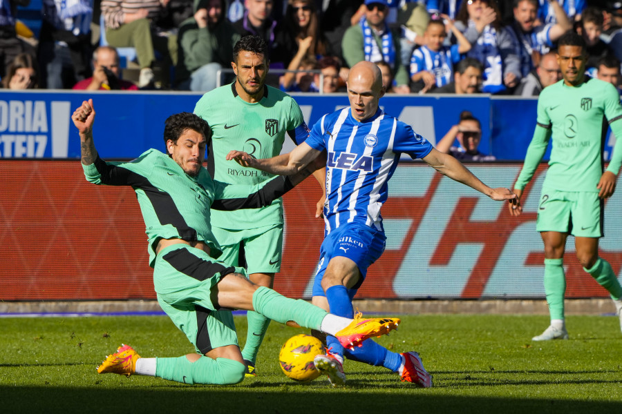 El Alavés aprovecha la resaca europea del Atlético de Madrid (2-0)