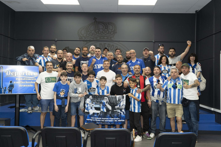 Xisco, “un dos nosos”, recibiu unha homenaxe de Old Faces e Riazor Blues