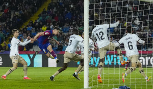 Lewandowski rescata a tiempo al Barça ante un combativo Valencia (4-2)