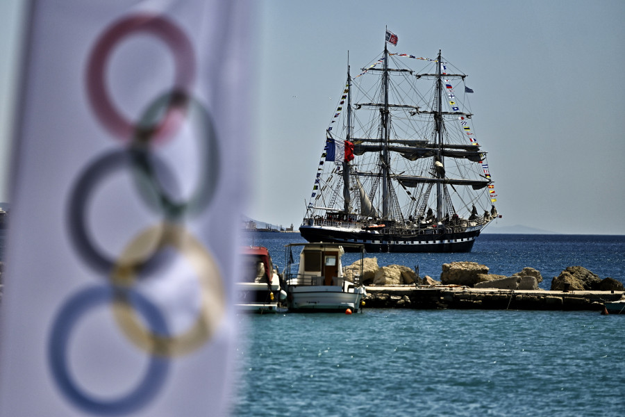 Italia escolta la llama olímpica a su paso por el mar de Sicilia
