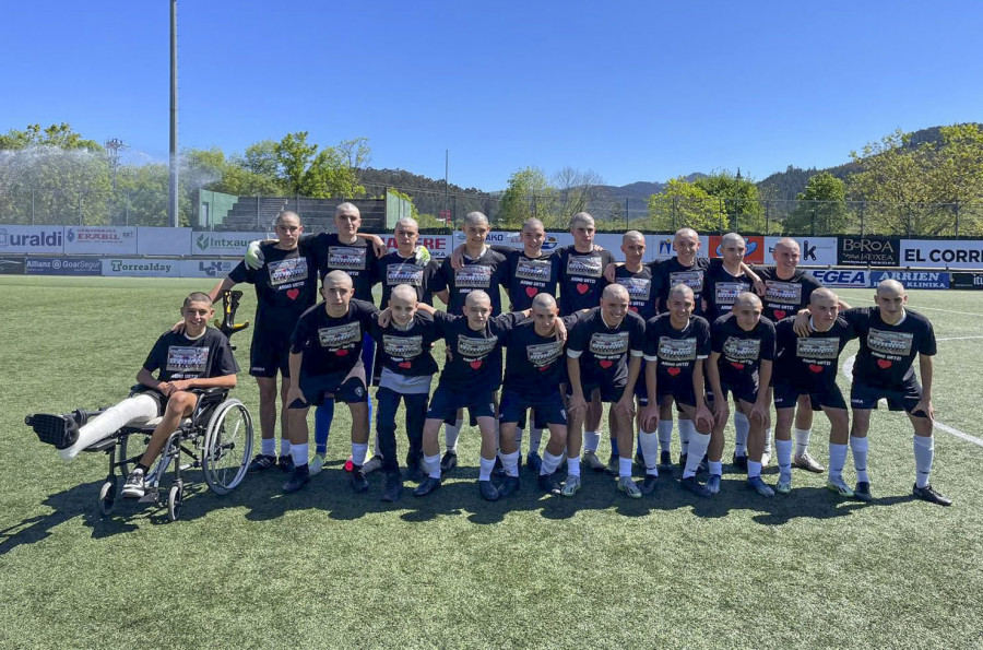 Jóvenes futbolistas de Gernika se rapan el pelo en apoyo a un compañero con cáncer