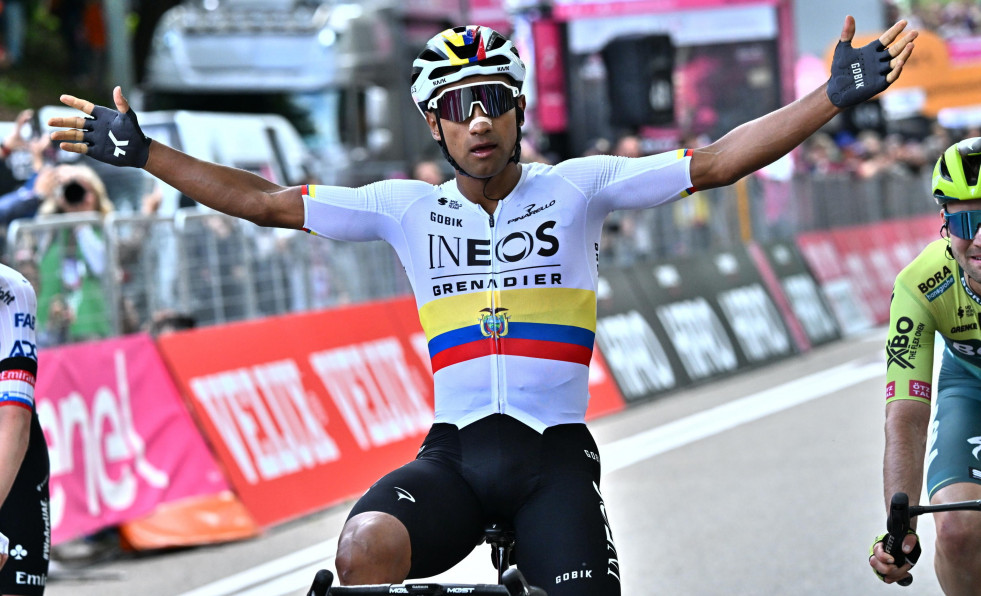 El ecuatoriano Narváez gana la etapa y es el primer líder del Giro
