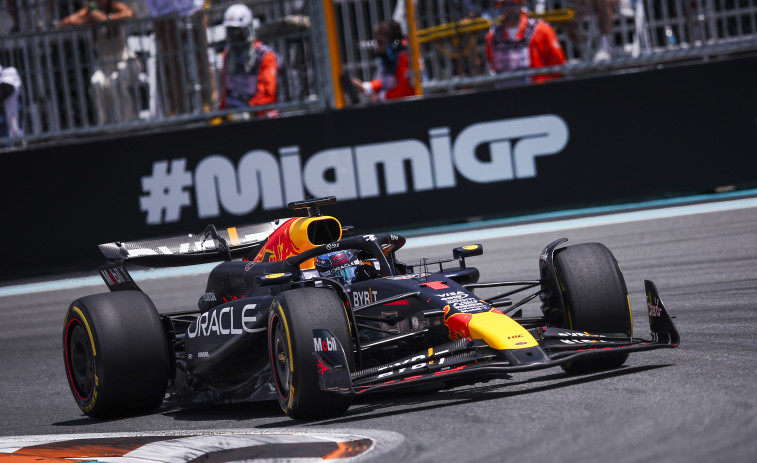 Verstappen insiste en su dominio y se impone en la carrera al esprint