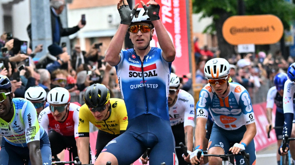 Merlier se anota la tercera etapa y Pogacar retiene la maglia rosa con espectáculo