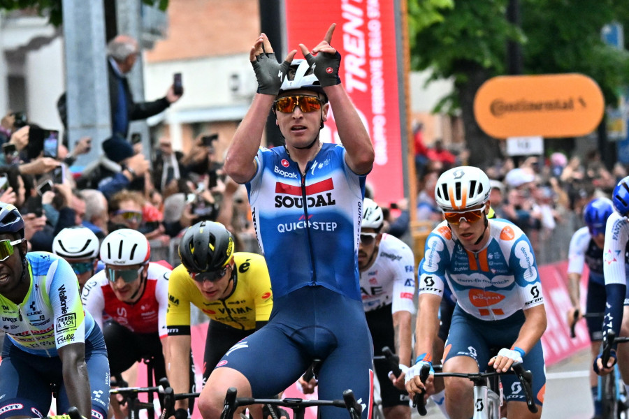 Merlier se anota la tercera etapa y Pogacar retiene la maglia rosa con espectáculo