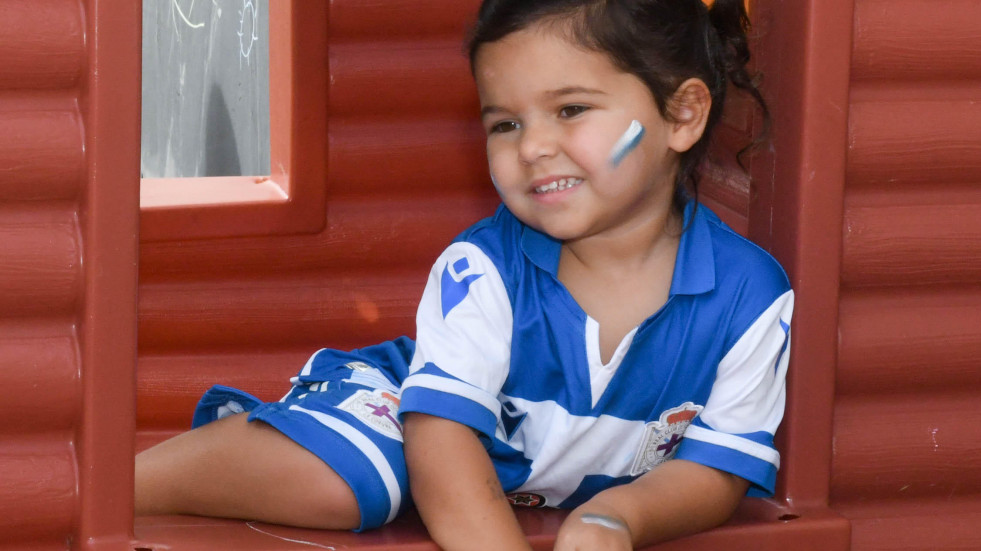 Fiesta blanquiazul en la Escuela Infantil Municipal de Los Rosales con la Fundación ADCOR