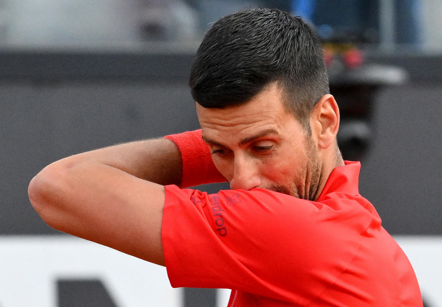 Djokovic recibe un golpe fortuito en la cabeza con una cantimplora de un aficionado