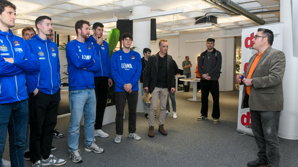 Leyma Basquet Coruña visita la redacción de dxt campeón