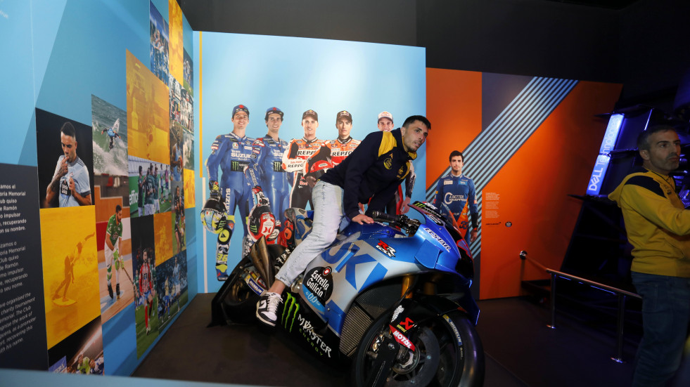 Los jugadores del Depor andan como motos en el Museo MEGA de Estrella Galicia
