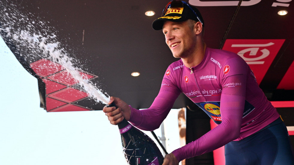 Jonathan Milan se erige el rey del esprint y Pocagar se mantiene de rosa