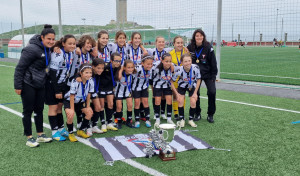 Las catorce campeonas del Victoria alevín