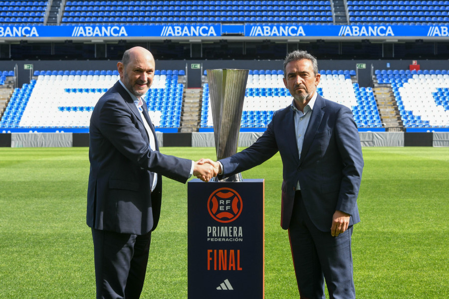 Presentado el trofeo de Primera Federación pero sin noticias de la visita a María Pita