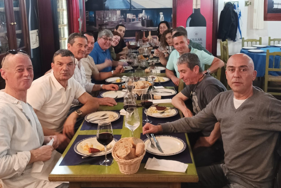 La peña ‘Torcida da Cabaña’ celebró el ascenso con una comida