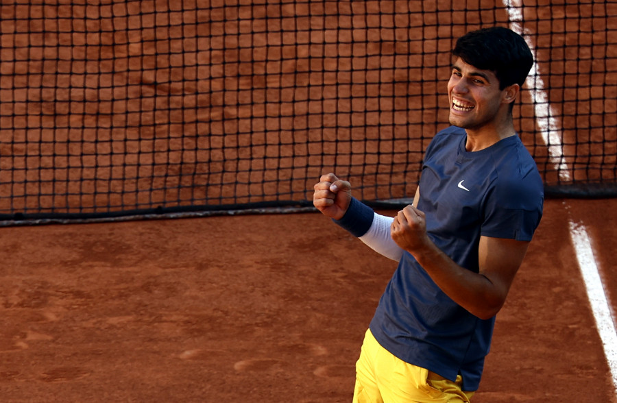 Épica remontada de Alcaraz ante Sinner camino de su primera final en Roland Garros
