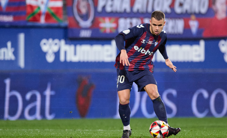 Aketxe y Quique González, exjugadores del Depor, salen del Eibar, tras el batacazo