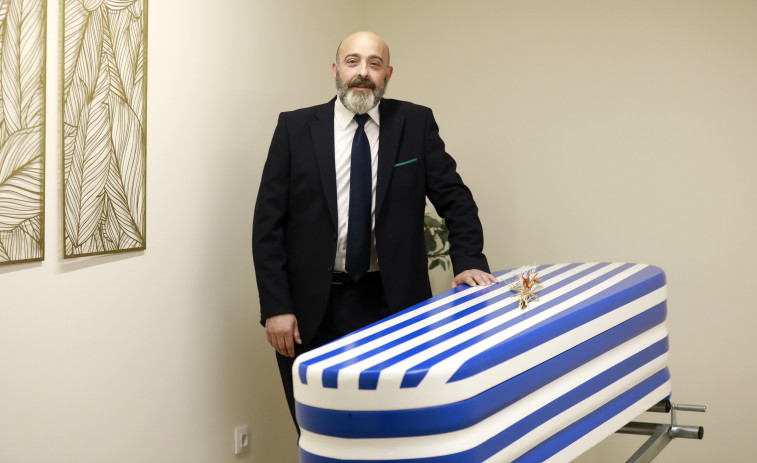 Del Depor hasta la muerte: Pompas Fúnebres ofrece ataúdes blanquiazules