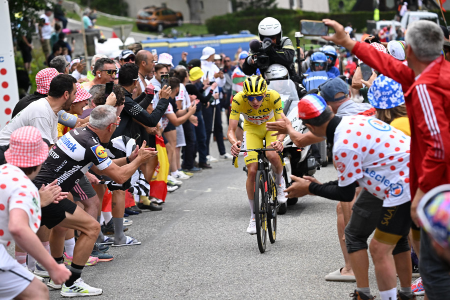 Pogacar irrumpe en Pirineos como dueño y señor del maillot amarillo