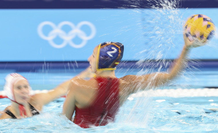 España enlaza su segunda victoria en aguas griegas y toma el liderato (14-8)