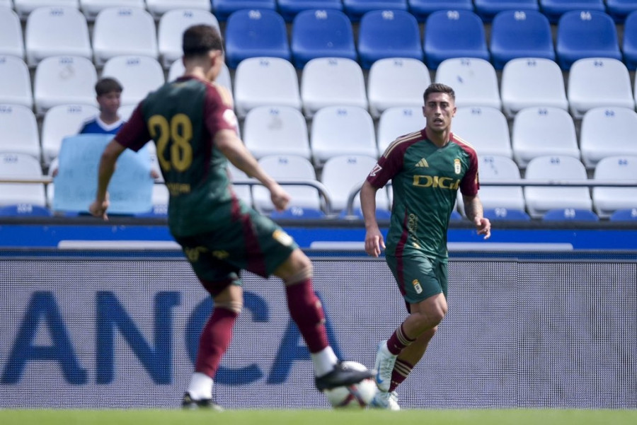 Álvaro Lemos seguirá en el Real Oviedo mientras se recupera de su grave lesión de rodilla