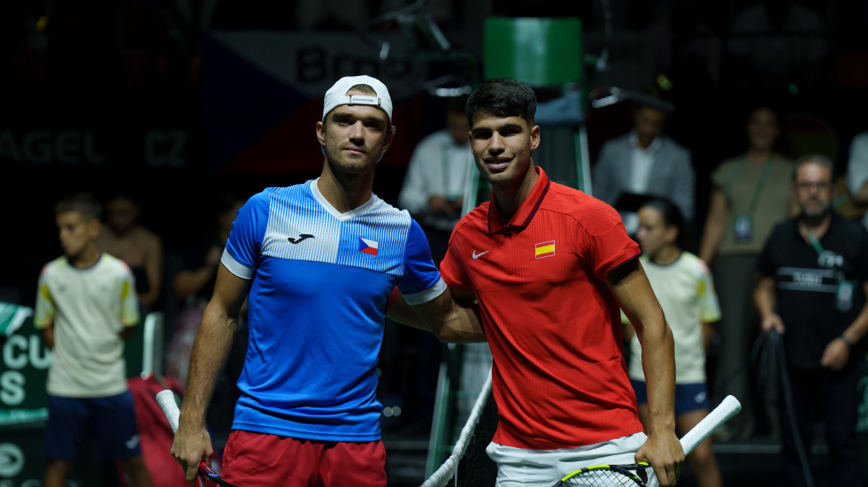 Machac se retira en el tercer set ante Alcaraz y España derrota a la República Checa